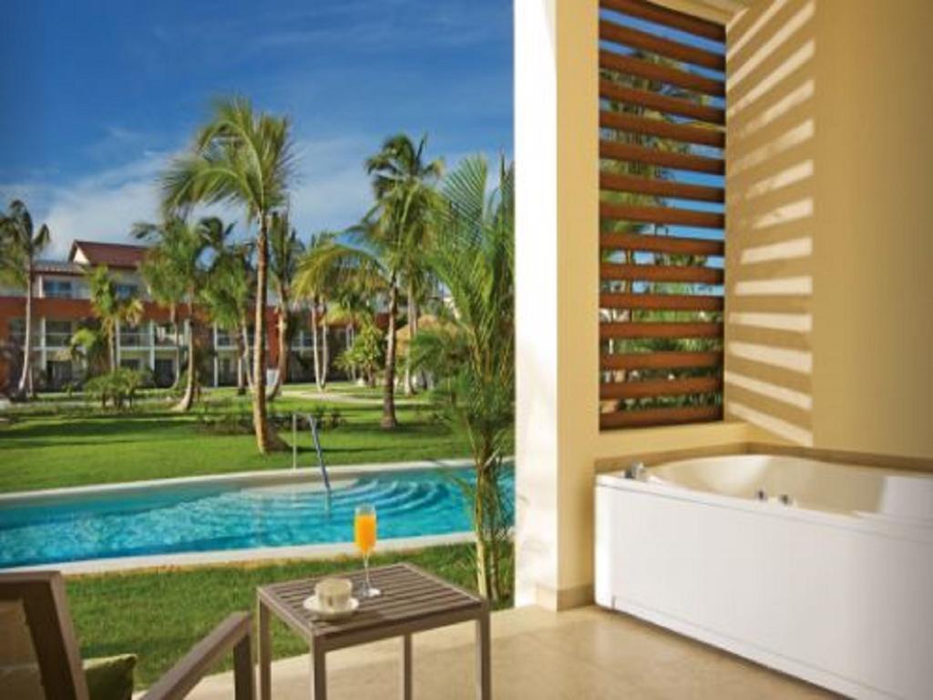 Breathless Punta Cana Resort & Spa (Adults Only) Dış mekan fotoğraf A swim-out room at the Hard Rock Hotel