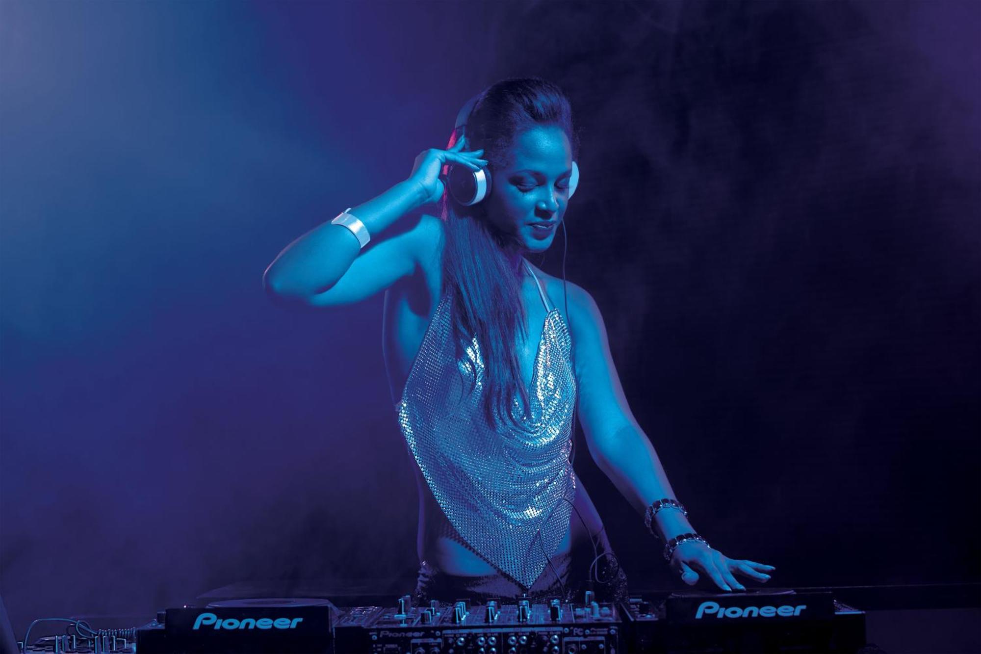 Breathless Punta Cana Resort & Spa (Adults Only) Dış mekan fotoğraf DJ performing at a nightclub