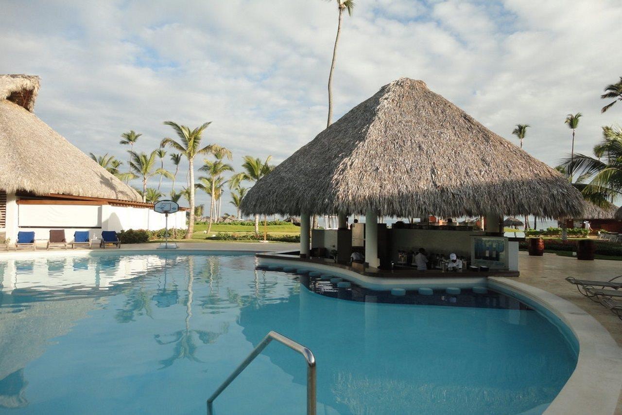 Breathless Punta Cana Resort & Spa (Adults Only) Dış mekan fotoğraf A swim-up bar at a resort in Punta Cana, Dominican Republic